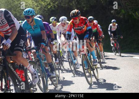 Arkiskil, Spanien. 04. April 2023. Das Peloton, das den Hafen von Arkiskil während der 2. Etappe des Baskenlandes Itzulia 2023 zwischen Viana und Leitza am 04. April 2023 in Arkiskil, Spanien, hochfährt. (Foto: Alberto Brevers/Pacific Press) Kredit: Pacific Press Media Production Corp./Alamy Live News Stockfoto