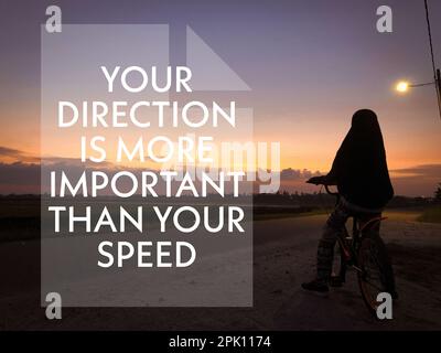 Motivierendes Zitat mit Phrase IHRE RICHTUNG IST WICHTIGER ALS IHRE GESCHWINDIGKEIT Stockfoto