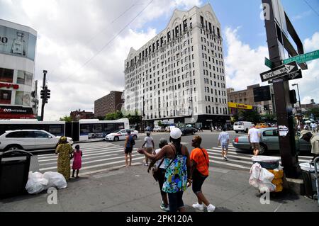 Kreuzung der W 125. Street und Adam Clayton Powell Jr Blvd in Harlem, New York City, USA Stockfoto