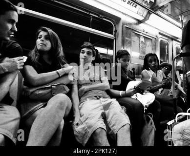 Sitzt in der U-Bahn in New York City, USA. Stockfoto