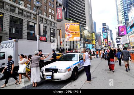 Polizisten der NYPD auf der Broadway Avenue, in der Nähe des Times Square in Manhattan, New York City, USA. Stockfoto