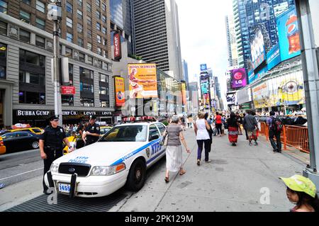 Polizisten der NYPD auf der Broadway Avenue, in der Nähe des Times Square in Manhattan, New York City, USA. Stockfoto