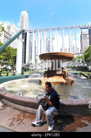 Ein Brunnen im Bryant Park, Manhattan, New York City. Stockfoto