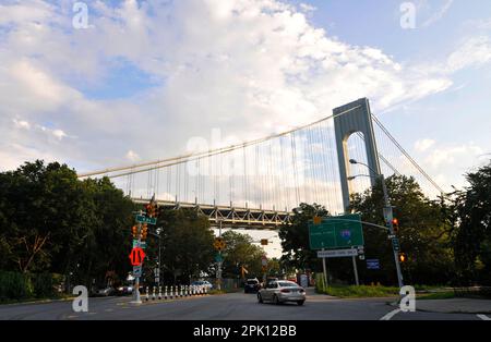 Die Verrazzano Bridge aus der Sicht der Bay Ridge Promenade in Brooklyn, New York City, NY, USA. Stockfoto