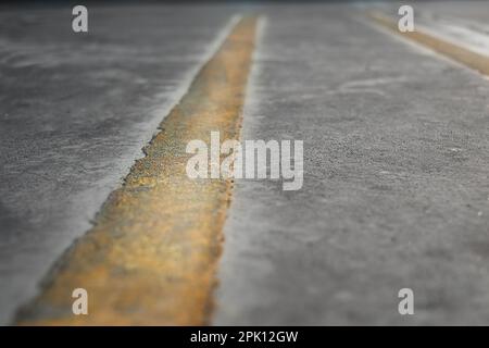 Die Parkplatzmarkierung ist abends geschlossen. Stadtabstraktion Stockfoto