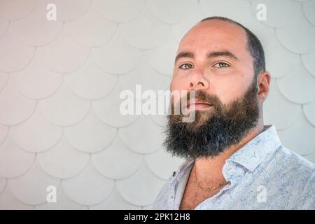 Porträt eines Mannes mit Bart auf der Veranda Stockfoto