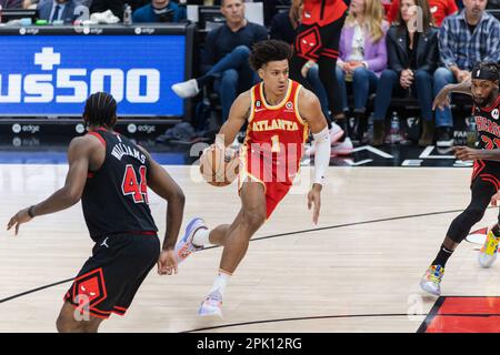 Chicago, USA. 04. April 2023. Chicago, USA, 4. April 2023: Jalen Johnson (1 Atlanta Hawks) fährt während des Spiels zwischen den Chicago Bulls und den Atlanta Hawks am Dienstag, den 4. April 2023 im United Center, Chicago, USA, zum Korb. (KEINE KOMMERZIELLE NUTZUNG) (Shaina Benhiyoun/SPP) Guthaben: SPP Sport Press Photo. Alamy Live News Stockfoto