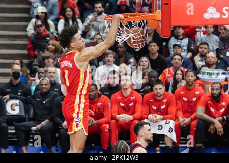 Chicago, USA. 04. April 2023. Chicago, USA, 4. April 2023: Jalen Johnson (1 Atlanta Hawks) taucht den Ball während des Spiels zwischen den Chicago Bulls und den Atlanta Hawks am Dienstag, den 4. April 2023 im United Center, Chicago, USA, ein. (KEINE KOMMERZIELLE NUTZUNG) (Shaina Benhiyoun/SPP) Guthaben: SPP Sport Press Photo. Alamy Live News Stockfoto