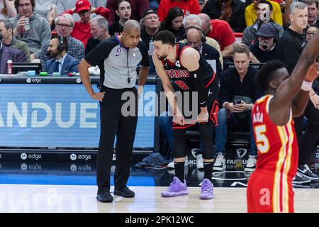 Chicago, USA. 04. April 2023. Chicago, USA, 4. April 2023: Zach LaVine (8 Chicago Bulls) spricht mit dem Schiedsrichter während des Spiels zwischen den Chicago Bulls und den Atlanta Hawks am Dienstag, den 4. April 2023 im United Center, Chicago, USA. (KEINE KOMMERZIELLE NUTZUNG) (Shaina Benhiyoun/SPP) Guthaben: SPP Sport Press Photo. Alamy Live News Stockfoto