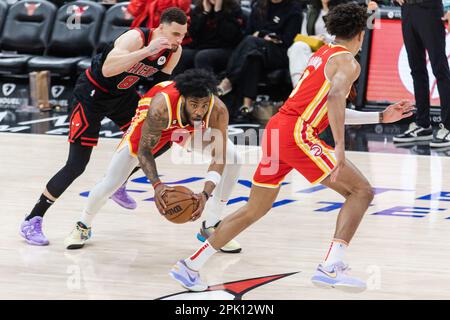 Chicago, USA. 04. April 2023. Chicago, USA, 4. April 2023: Saddiq Bey (41 Atlanta Hawks) stiehlt den Ball während des Spiels zwischen den Chicago Bulls und den Atlanta Hawks am Dienstag, den 4. April 2023 im United Center, Chicago, USA. (KEINE KOMMERZIELLE NUTZUNG) (Shaina Benhiyoun/SPP) Guthaben: SPP Sport Press Photo. Alamy Live News Stockfoto