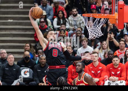 Chicago, USA. 04. April 2023. Chicago, USA, 4. April 2023: Zach LaVine (8 Chicago Bulls) erobert den Rebound während des Spiels zwischen den Chicago Bulls und den Atlanta Hawks am Dienstag, den 4. April 2023 im United Center, Chicago, USA. (KEINE KOMMERZIELLE NUTZUNG) (Shaina Benhiyoun/SPP) Guthaben: SPP Sport Press Photo. Alamy Live News Stockfoto