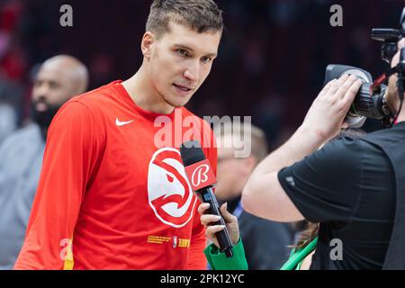 Chicago, USA. 04. April 2023. Chicago, USA, 4. April 2023: Bogdan Bogdanovic (13 Atlanta Hawks) spricht nach dem Spiel zwischen den Chicago Bulls und Atlanta Hawks am Dienstag, den 4. April 2023 im United Center, Chicago, USA, mit den Medien. (KEINE KOMMERZIELLE NUTZUNG) (Shaina Benhiyoun/SPP) Guthaben: SPP Sport Press Photo. Alamy Live News Stockfoto