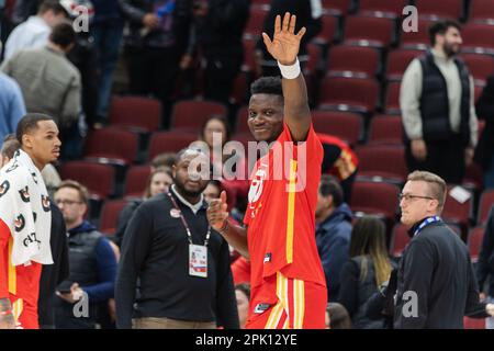 Chicago, USA. 04. April 2023. Chicago, USA, 4. April 2023: Clint Capela (15 Atlanta Hawks) schwingt nach dem Spiel zwischen den Chicago Bulls und Atlanta Hawks am Dienstag, den 4. April 2023 im United Center, Chicago, USA. (KEINE KOMMERZIELLE NUTZUNG) (Shaina Benhiyoun/SPP) Guthaben: SPP Sport Press Photo. Alamy Live News Stockfoto