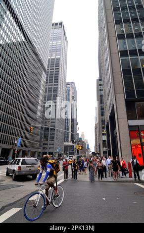 Zu Fuß entlang der 6. Ave. In der Nähe der W 51. Street in Manhattan, New York City, USA. Stockfoto