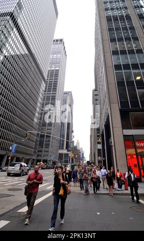 Zu Fuß entlang der 6. Ave. In der Nähe der W 51. Street in Manhattan, New York City, USA. Stockfoto