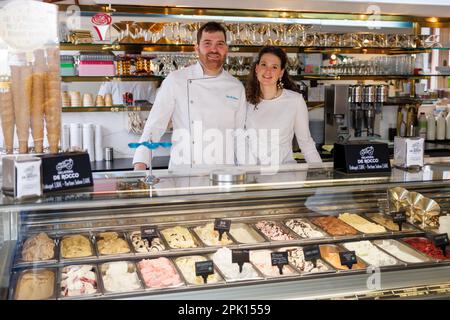 Schwabach, Deutschland. 23. März 2023. Der Eiscreme-Hersteller Luca de Rocco und seine Frau Francesca stehen hinter der Ausstellung in ihrem Eiscafé. Noch bevor die Eissaison wirklich losgeht, ist eines sicher: Veganes Eis wird weiterhin trendig sein. Aber auf welche neuen Geschmacksrichtungen können sich Eiscreme-Fans dieses Jahr freuen? (Zu dpa: "Fruit Prosecco oder klassische Vanille? The Ice Cream Trends 2023') Kredit: Daniel Karmann/dpa/Alamy Live News Stockfoto