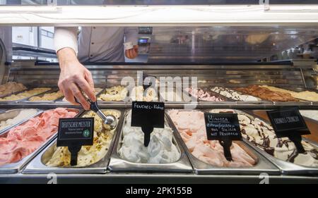 Schwabach, Deutschland. 23. März 2023. In der Eisdiele „De Rocco“ werden verschiedene Eissorten angeboten, darunter Fenchel-Kokosnuss (M). Noch bevor die Eissaison wirklich losgeht, ist eines sicher: Veganes Eis wird weiterhin in Mode sein. Aber auf welche neuen Sorten können sich Eiscreme-Fans dieses Jahr freuen? (Zu dpa: "Fruit Prosecco oder klassische Vanille? The Ice Cream Trends 2023') Kredit: Daniel Karmann/dpa/Alamy Live News Stockfoto