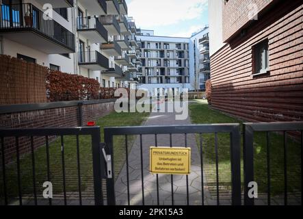 Hamburg, Deutschland. 03. April 2023. Blick auf den Innenhof mit Kinderspielplatz eines Wohnkomplexes im Viertel 'Mitte Altona'. Am 5. April soll in Hamburg der LBS-Immobilienmarkt Atlas Hamburg und die Umgebung 2023 vorgestellt werden. (An dpa: 'Präsentation des LBS-Immobilienmarkts Atlas Hamburg und Umgebung 2023') Kredit: Christian Charisius/dpa/Alamy Live News Stockfoto