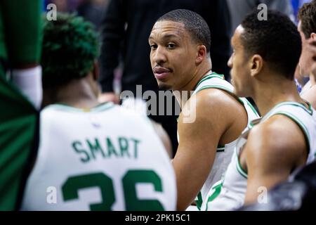 Philadelphia, Vereinigte Staaten Von Amerika. 12. Dezember 2022. Philadelphia, Vereinigte Staaten von Amerika, April 4. 2023: Grant Williams (12 Celtics) spricht mit einem Teamkollegen auf der Bank während einer Auszeit während des Spiels der National Basketball League zwischen Philadelphia 76ers und den Boston Celtics im Wells Fargo Center in Philadelphia, Pennsylvania, USA (KEINE KOMMERZIELLE NUTZUNG). (Colleen Claggett/SPP) Kredit: SPP Sport Press Photo. Alamy Live News Stockfoto