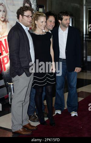Von links: Seth Rogen, Leslie Mann, Paul Rudd und Judd Apatow bei der australischen Premiere von "schwanger-up". Unterhaltungsviertel, Sydney, Australien. 19.06.07. Stockfoto
