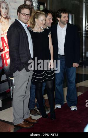Von links: Seth Rogen, Leslie Mann, Paul Rudd und Judd Apatow bei der australischen Premiere von "schwanger-up". Unterhaltungsviertel, Sydney, Australien. 19.06.07. Stockfoto