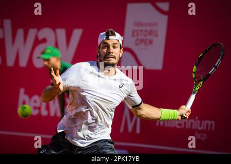 Estoril, Portugal. 04. April 2023. Giulio Zeppieri aus Italien tritt am vierten Tag des Tennisturniers Millennium Estoril Open 2023 - ATP 250 gegen Joao Sousa aus Portugal an. Joao Sousa gewann 4:6, 6:1, 3:6. Kredit: SOPA Images Limited/Alamy Live News Stockfoto