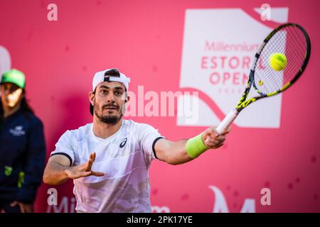 Estoril, Portugal. 04. April 2023. Giulio Zeppieri aus Italien tritt am vierten Tag des Tennisturniers Millennium Estoril Open 2023 - ATP 250 gegen Joao Sousa aus Portugal an. Joao Sousa gewann 4:6, 6:1, 3:6. Kredit: SOPA Images Limited/Alamy Live News Stockfoto