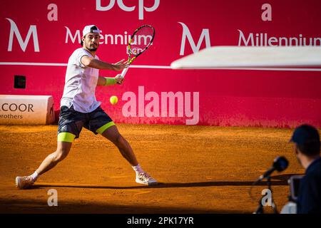 Estoril, Portugal. 04. April 2023. Giulio Zeppieri aus Italien tritt am vierten Tag des Tennisturniers Millennium Estoril Open 2023 - ATP 250 gegen Joao Sousa aus Portugal an. Joao Sousa gewann 4:6, 6:1, 3:6. Kredit: SOPA Images Limited/Alamy Live News Stockfoto