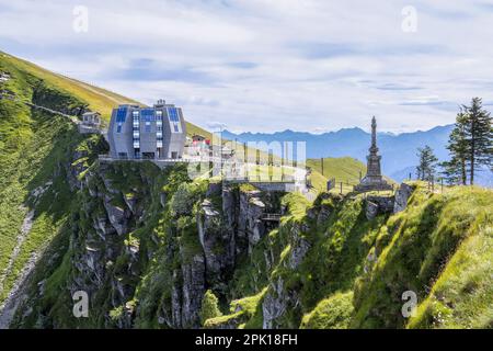 Monte Generoso, Schweiz - Juli 17. 2021: Das beliebte Ausflugsziel am 1700 m hohen monte Generoso mit einem modernen Restaurant und vielfältiger Vielfalt Stockfoto