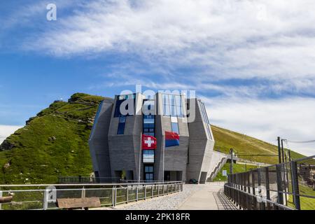 Monte Generoso, Schweiz - Juli 17. 2021: Das moderne Restaurant „Tone Flower“, entworfen vom Schweizer Architekten Mario Botta, steht auf dem 1700 Meter Stockfoto