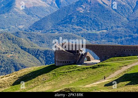 Tamaro, Schweiz - 03. Oktober 2018: Santa Maria degli Angeli Kapelle auf dem Monte Tamaro vom Schweizer Erzbär Mario Botta im Kanton Ticino, Switzer Stockfoto