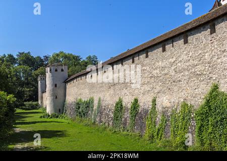 Mittelalterliche Stadtmauer mit Wachturm im Stadtzentrum am Rheinufer Basel, Schweiz Stockfoto