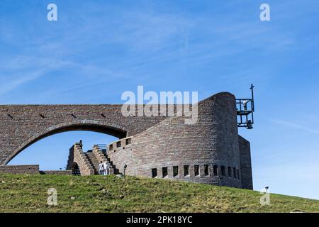 Tamaro, Schweiz - 03. Oktober 218: Kapelle Santa Maria degli Angeli auf dem Monte Tamaro von dem Schweizer Bogenschützen Mario Botta im Kanton Tessin, Schweiz Stockfoto