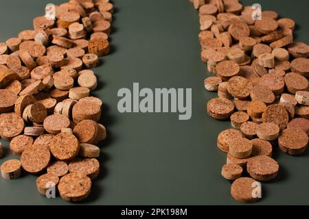 Recycling-Symbol und Weinkork für den sekundären Gebrauch. Erhaltung der Ökologie des Planeten. Rohstoffe für die Wiederverwendung. Umweltschutz. Stockfoto