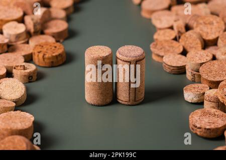 Recycling-Symbol und Weinkork für den sekundären Gebrauch. Erhaltung der Ökologie des Planeten. Rohstoffe für die Wiederverwendung. Umweltschutz. Stockfoto