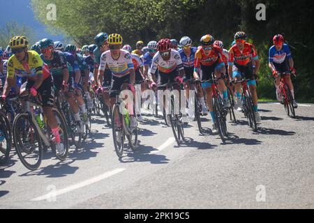 Ariski, Navarra, Spanien. 4. April 2023. Arkiskil, Spanien, 04. April 2023: Das Peloton, das am 04. April 2023 den Hafen von Arkiskil während der 2. Etappe des Baskenlandes Itzulia 2023 zwischen Viana und Leitza in Arkiskil, Spanien, hochfährt. (Kreditbild: © Alberto Brevers/Pacific Press via ZUMA Press Wire) NUR ZUR REDAKTIONELLEN VERWENDUNG! Nicht für den kommerziellen GEBRAUCH! Stockfoto