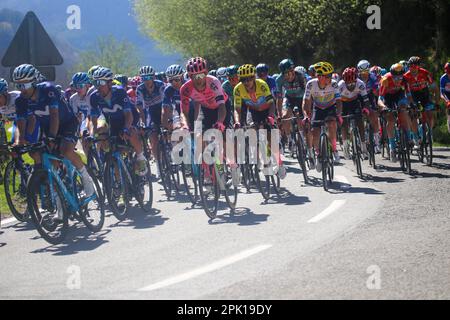 Ariski, Navarra, Spanien. 4. April 2023. Arkiskil, Spanien, 04. April 2023: Das Peloton, das am 04. April 2023 den Hafen von Arkiskil während der 2. Etappe des Baskenlandes Itzulia 2023 zwischen Viana und Leitza in Arkiskil, Spanien, hochfährt. (Kreditbild: © Alberto Brevers/Pacific Press via ZUMA Press Wire) NUR ZUR REDAKTIONELLEN VERWENDUNG! Nicht für den kommerziellen GEBRAUCH! Stockfoto