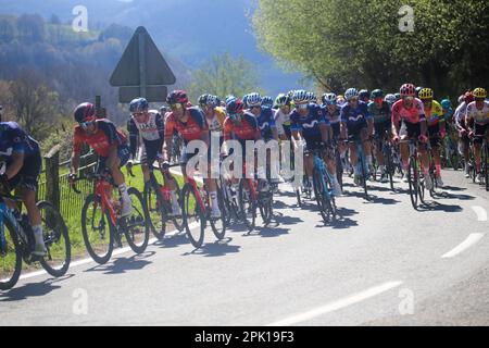 Ariski, Navarra, Spanien. 4. April 2023. Arkiskil, Spanien, 04. April 2023: Das Peloton, das am 04. April 2023 den Hafen von Arkiskil während der 2. Etappe des Baskenlandes Itzulia 2023 zwischen Viana und Leitza in Arkiskil, Spanien, hochfährt. (Kreditbild: © Alberto Brevers/Pacific Press via ZUMA Press Wire) NUR ZUR REDAKTIONELLEN VERWENDUNG! Nicht für den kommerziellen GEBRAUCH! Stockfoto