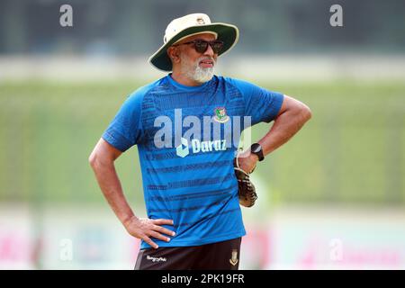 Cheftrainer Chandika Hathurusingha am zweiten Tag des alleinigen Testspiels zwischen Bangladesch und Irland im Sher-e-Bangla National Cricket Stadi Stockfoto