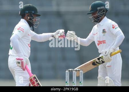 Mushfiqur Rahim und Mominul Haque am zweiten Tag des alleinigen Testspiels zwischen Bangladesch und Irland im Sher-e-Bangla National Cricket Stadi Stockfoto