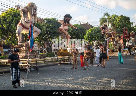 Ubud, Bali, Indonesien - 21. März 2023: Ogoh-Ogoh-Statuen auf den Straßen von Ubud, Bali, Indonesien. Stockfoto