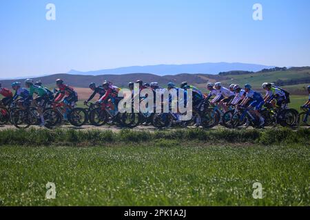 Ariski, Navarra, Spanien. 4. April 2023. Torres del Rio, Spanien, 04. April 2023: Das führende Peloton zieht das Peloton während der 2. Etappe des Baskenlandes Itzulia 2023 zwischen Viana und Leitza, am 04. April 2023, in Torres del Rio, Spanien. (Kreditbild: © Alberto Brevers/Pacific Press via ZUMA Press Wire) NUR ZUR REDAKTIONELLEN VERWENDUNG! Nicht für den kommerziellen GEBRAUCH! Stockfoto