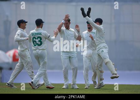 Mark Adair feiert nach dem „Mominul Haque“-Wickets am zweiten Tag des alleinigen Testspiels zwischen Bangladesch und Irland bei Sher-e-Bangla N Stockfoto