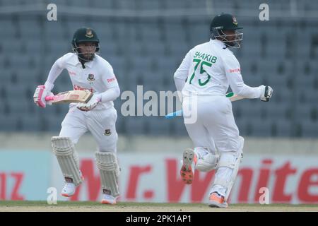 Musfiqur Rahim und Shakib Al Hasan laufen am zweiten Tag des alleinigen Testspiels zwischen Bangladesch und Irland in Sher-e-Bangla Na zwischen Wicket Stockfoto