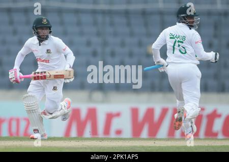 Musfiqur Rahim und Shakib Al Hasan laufen am zweiten Tag des alleinigen Testspiels zwischen Bangladesch und Irland in Sher-e-Bangla Na zwischen Wicket Stockfoto