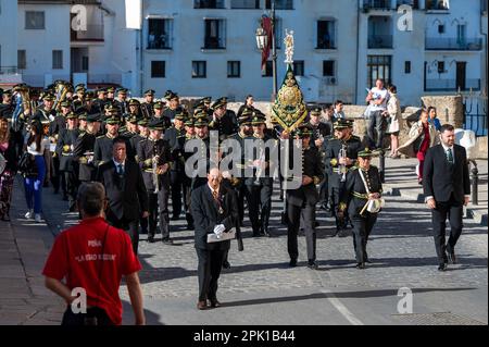 Ronda, Malaga Province, Spanien - 02. April 2023: Menschen, die Semana Santa in der Stadtstraße feiern. Stockfoto