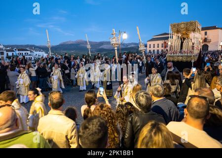 Ronda, Malaga Province, Spanien - 02. April 2023: Menschen, die Semana Santa in der Stadtstraße feiern. Stockfoto