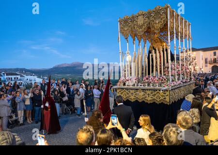 Ronda, Malaga Province, Spanien - 02. April 2023: Menschen, die Semana Santa in der Stadtstraße feiern. Stockfoto