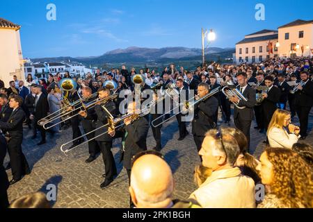 Ronda, Malaga Province, Spanien - 02. April 2023: Menschen, die Semana Santa in der Stadtstraße feiern. Stockfoto