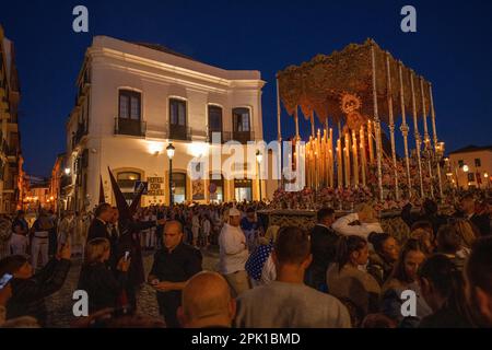 Ronda, Malaga Province, Spanien - 02. April 2023: Menschen, die Semana Santa in der Stadtstraße feiern. Stockfoto